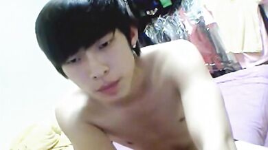 Twink asiatico carino... strip & sega in webcam