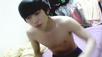 Twink asiatico carino... strip & sega in webcam