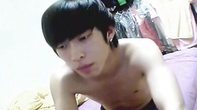 Twink asiatico carino... strip & sega in webcam