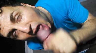 Andy succhia il cazzo a un rifugiato arabo