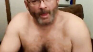 Bel papà peloso si sega