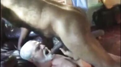 Vecchio papà fa un pompino profondo a un grosso cazzo nero