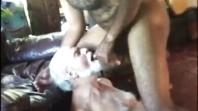 Vecchio papà fa un pompino profondo a un grosso cazzo nero