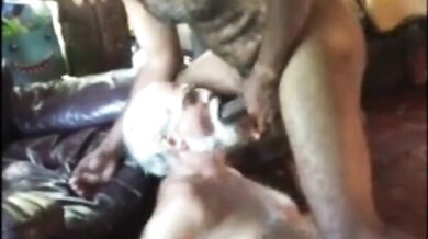 Vecchio papà fa un pompino profondo a un grosso cazzo nero