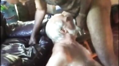 Vecchio papà fa un pompino profondo a un grosso cazzo nero