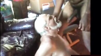 Vecchio papà fa un pompino profondo a un grosso cazzo nero