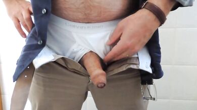 Maturo pissing nel servizio igienico del suo ufficio