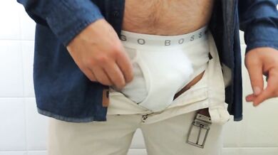 Maturo pissing nel servizio igienico del suo ufficio