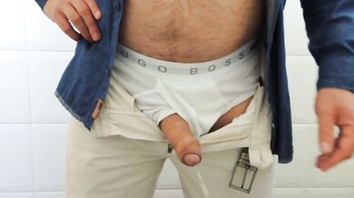 Maturo pissing nel servizio igienico del suo ufficio