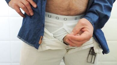 Maturo pissing nel servizio igienico del suo ufficio