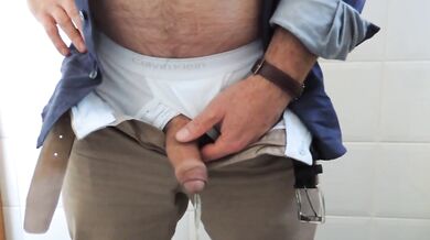 Maturo pissing nel servizio igienico del suo ufficio