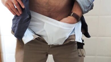 Maturo pissing nel servizio igienico del suo ufficio