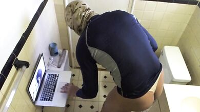 In bagno in perizoma