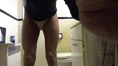 In bagno in perizoma