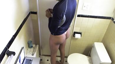 In bagno in perizoma