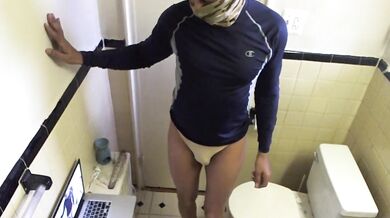 In bagno in perizoma