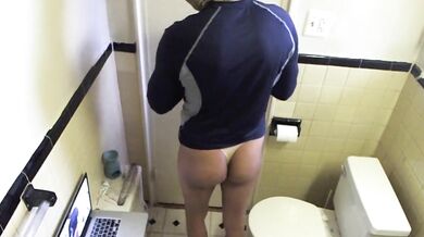 In bagno in perizoma