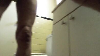 In bagno in perizoma