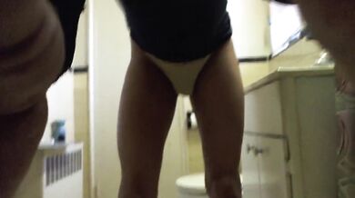 In bagno in perizoma