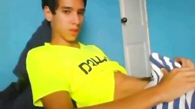 Ragazzo latino dotato si masturba