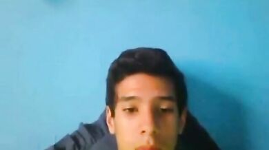 Ragazzo latino dotato si masturba