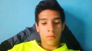 Ragazzo latino dotato si masturba