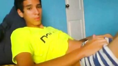 Ragazzo latino dotato si masturba