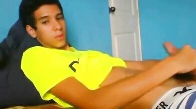 Ragazzo latino dotato si masturba