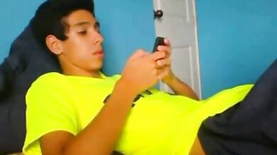 Ragazzo latino dotato si masturba