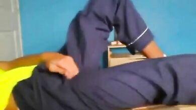 Ragazzo latino dotato si masturba