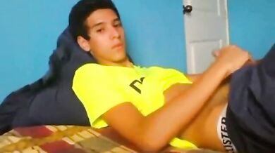 Ragazzo latino dotato si masturba