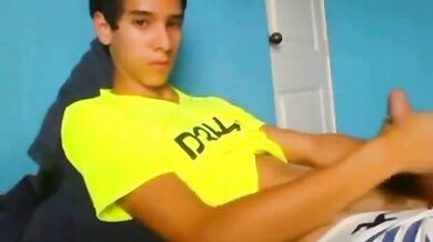 Ragazzo latino dotato si masturba