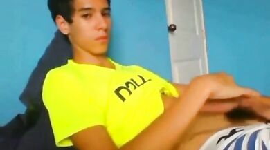 Ragazzo latino dotato si masturba