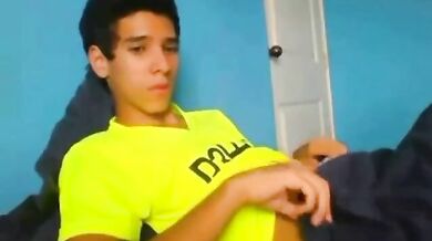 Ragazzo latino dotato si masturba