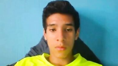 Ragazzo latino dotato si masturba