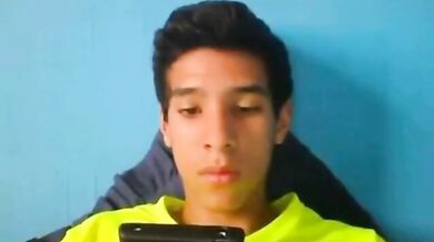 Ragazzo latino dotato si masturba