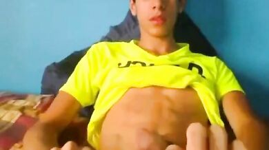 Ragazzo latino dotato si masturba