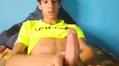 Ragazzo latino dotato si masturba
