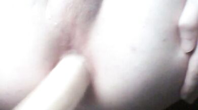 Twink usa la sborra come lubrificante