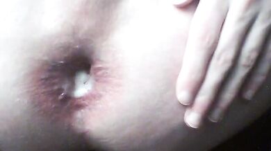 Twink usa la sborra come lubrificante