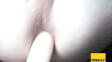 Twink usa la sborra come lubrificante