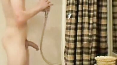 Ragazzo carino in doccia