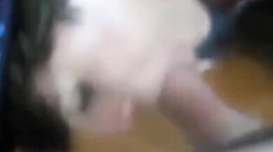 Gli piace succhiare il cazzo dei suoi amici