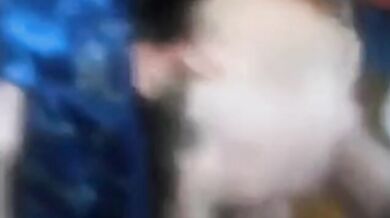 Gli piace succhiare il cazzo dei suoi amici