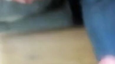 Gli piace succhiare il cazzo dei suoi amici