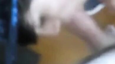 Gli piace succhiare il cazzo dei suoi amici