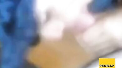 Gli piace succhiare il cazzo dei suoi amici