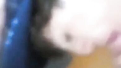 Gli piace succhiare il cazzo dei suoi amici