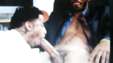 Pompino  a un cazzone nero di 12 pollici