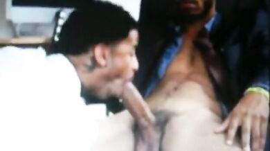 Pompino  a un cazzone nero di 12 pollici